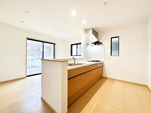 爽やかな風が通り抜けるキッチン。窓があるので明るく換気にも役立ちます。