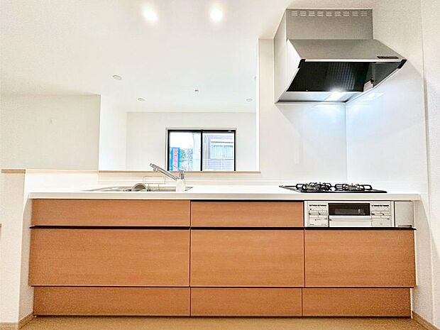 リビングを見渡せる人気のカウンターキッチン。 家族を見守りながら家事をすることができます。