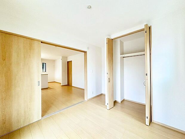 リビング横の洋室は引き戸を開ければリビングと一体に。閉じれば独立した洋室に。