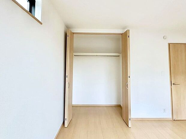 洋室のクローゼット。奥行きがあるので厚手の衣類もすっきり収まります。