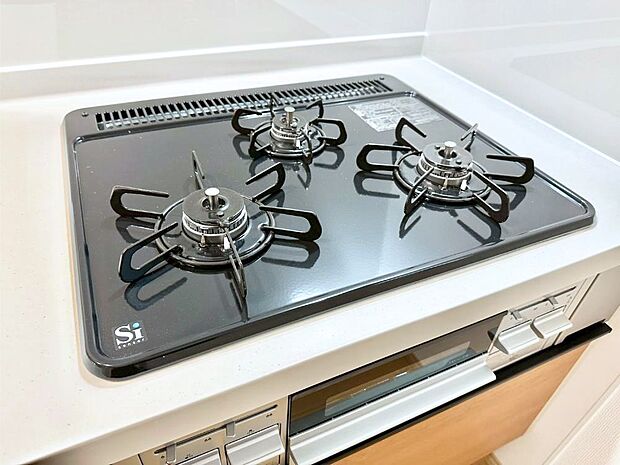 ガスコンロはＳｉセンサー搭載。火力調節や焦げ付き・消し忘れも防いでくれます。