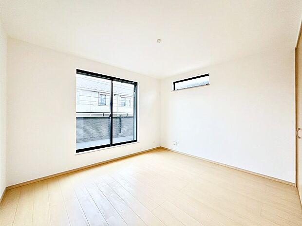 バルコニーが開放感をプラスしてくれる洋室