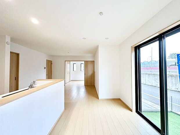 日当たりの良いリビング。お気に入りのグリーンを飾れば更に心地よさがアップ！