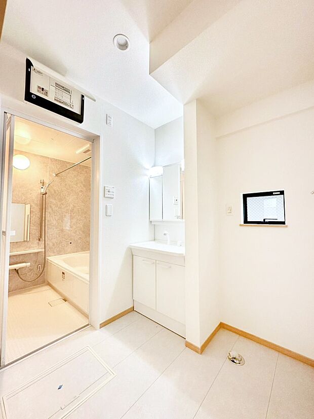 小窓がついているので湿気の多い場所でも換気が十分行えます。毎日の身支度を気持ち良く!