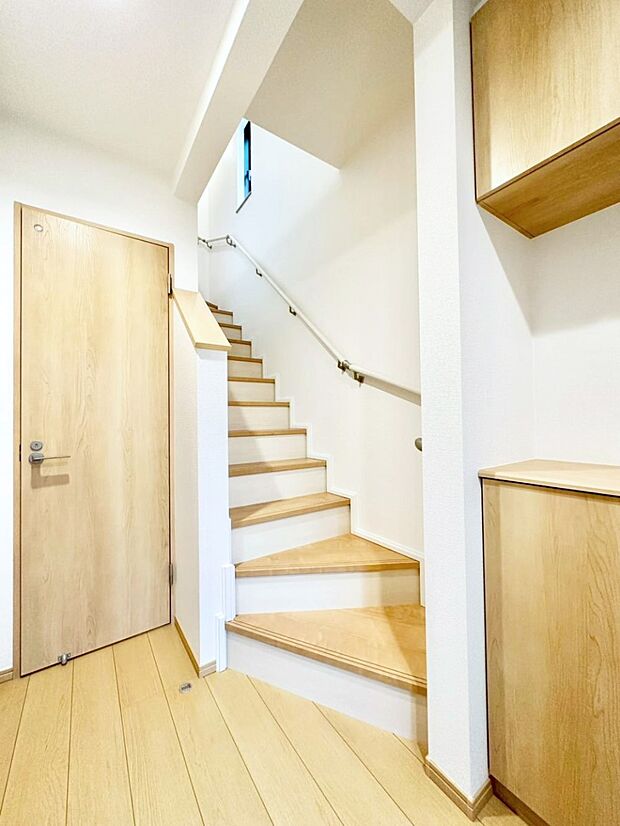 安全性を考慮し階段には手すりを設置しています