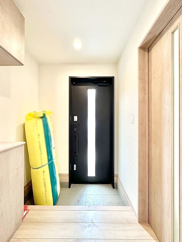 明るい玄関はお客様をお出迎えするのにぴったりです！ 