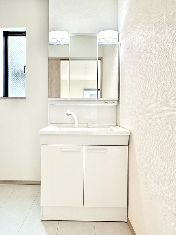 大きく見やすい三面鏡で清潔感ある洗面台は、身だしなみチェックや肌のお手入れにおすすめです。 