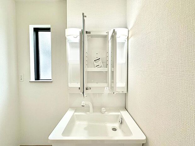 三面鏡の裏に、化粧品や衛生用品などを収納可能。洗面台をすっきりと保ちます！