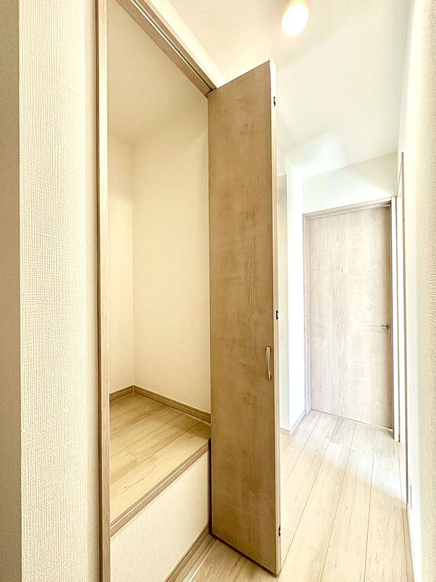 廊下収納。掃除道具や季節の小物を収納することができます。