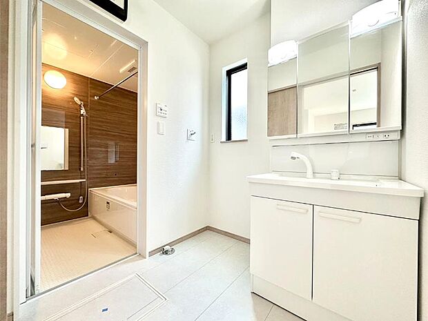 清潔感のある快適空間です。毎日の身支度も気持ち良くお使い頂けます。 