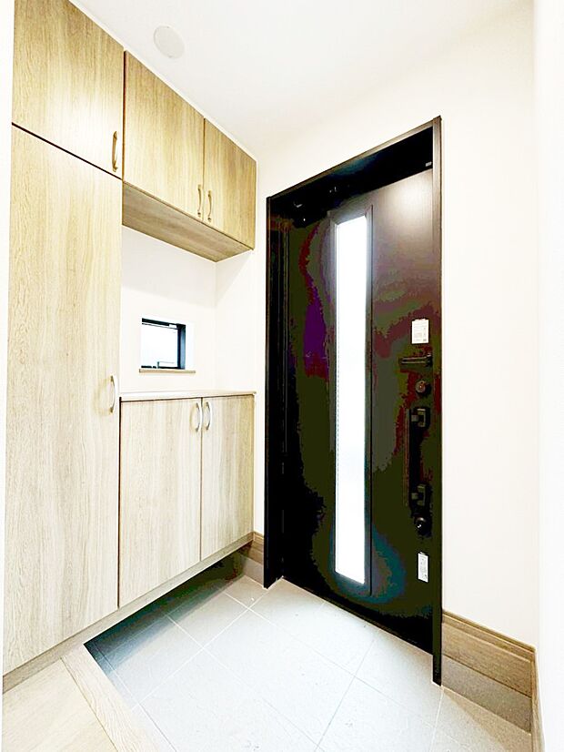 ガラススリットの入った玄関ドアが室内に光を届けてくれます