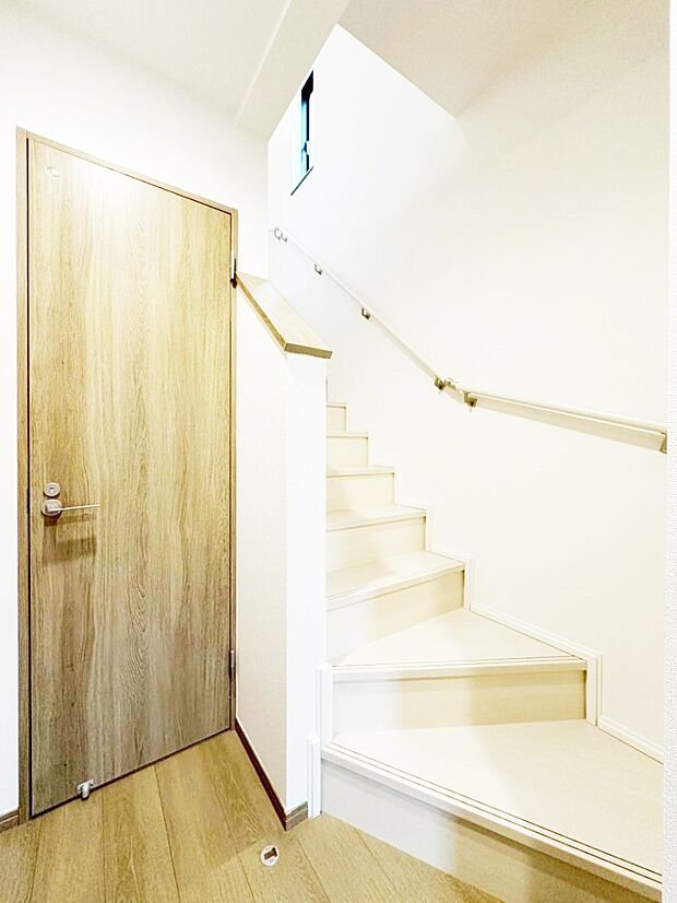 階段は手すり付きなので小さなお子さまやご高齢の方も安心です