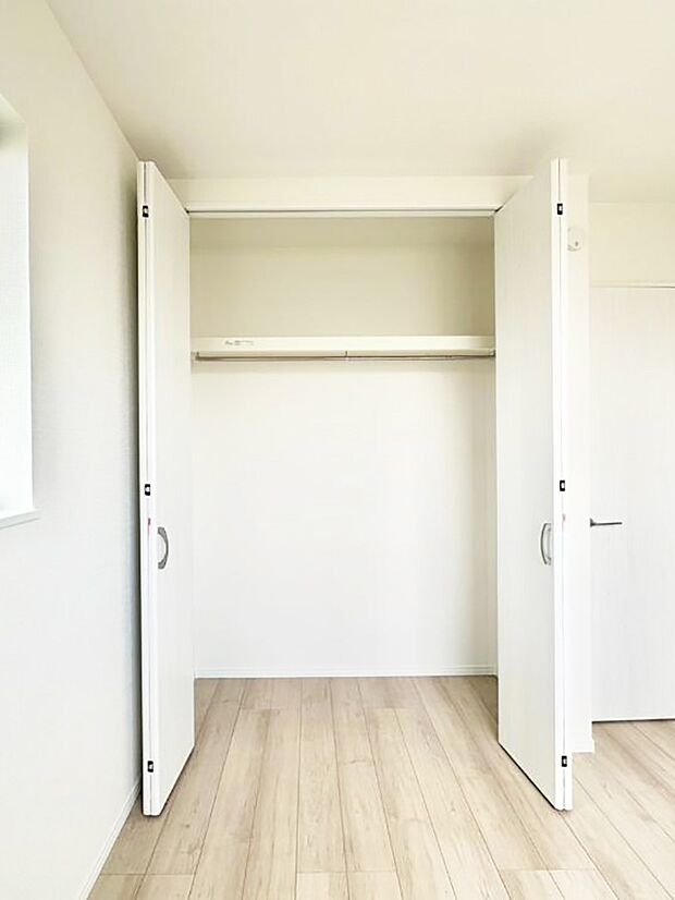 毎日着る衣類や荷物などの収納に便利なクローゼット付きです。