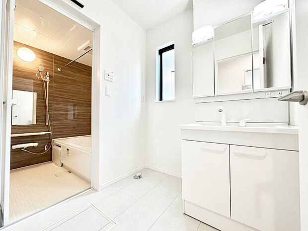 ゆとりの洗面スペースで朝の身支度もラクラク