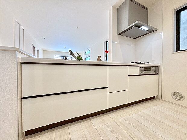 爽やかな風が通り抜けるキッチン。窓があるので明るく換気にも役立ちます。