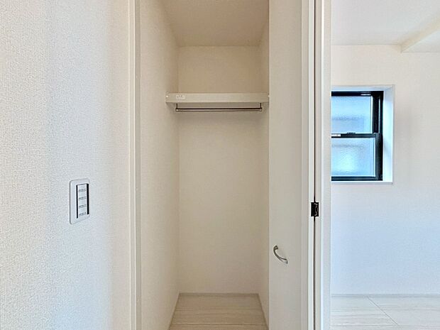 洋室のクローゼット。奥行きがあるので厚手の衣類もすっきり収まります。