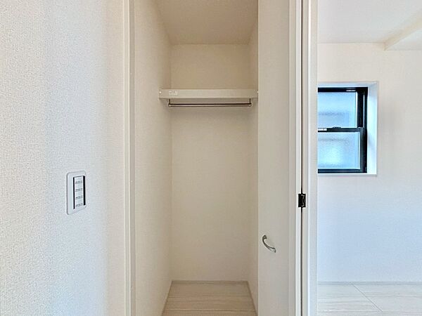 洋室のクローゼット。奥行きがあるので厚手の衣類もすっきり収まります。