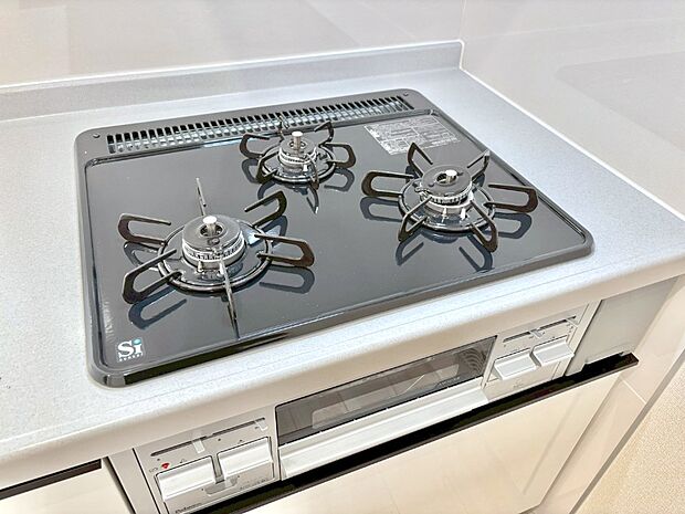 ガスコンロはSiセンサー搭載。火力調節や焦げ付き・消し忘れも防いでくれます。