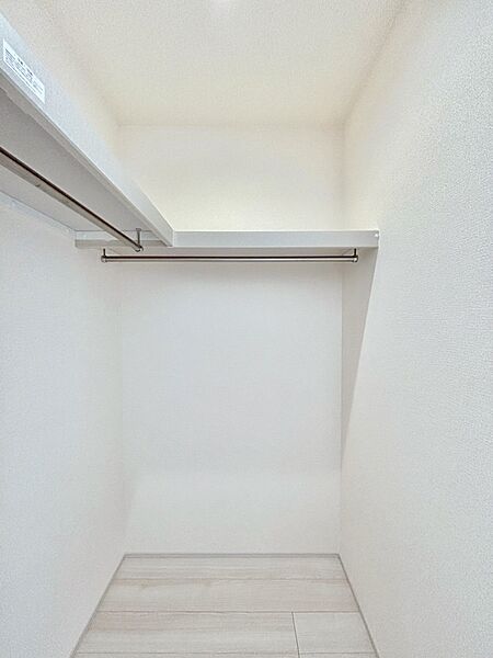 ウォークインクローゼット付きで生活空間を広く利用できます。
