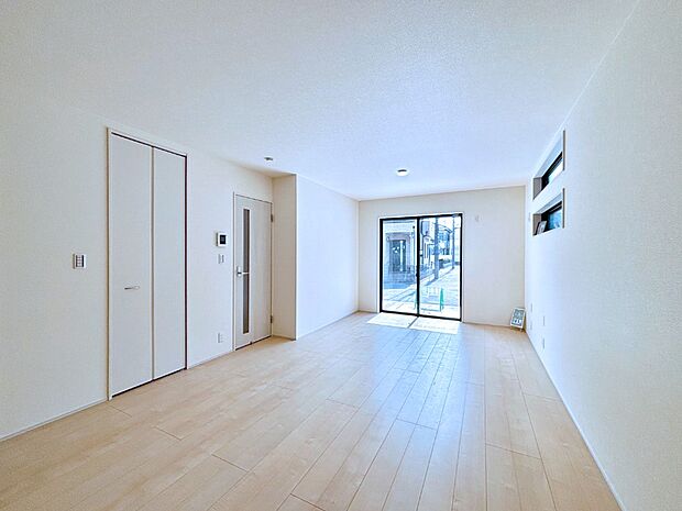 大きな窓からたっぷりの陽光と風を感じられるリビング