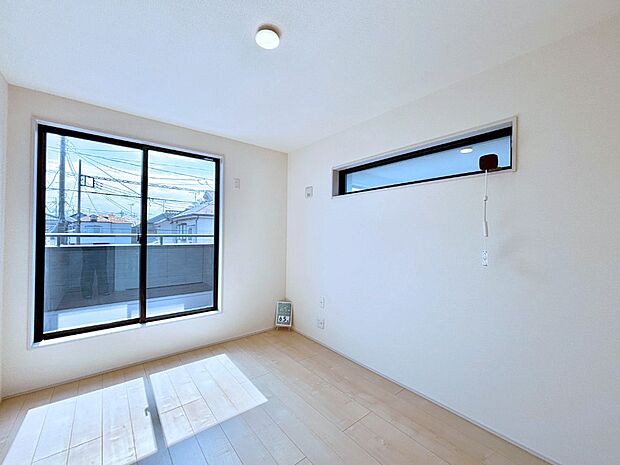 明るいバルコニーサイドに洋室を設置。目覚めの良い寝室に。