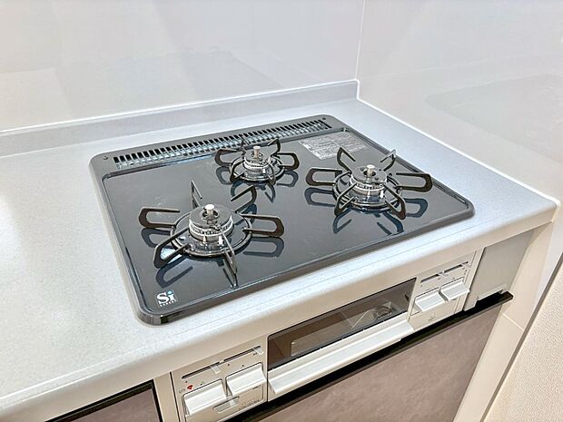 ガスコンロはSiセンサー搭載。火力調節や焦げ付き・消し忘れも防いでくれます。