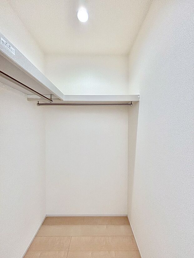 ウォークインクローゼットの活用で生活空間スッキリ