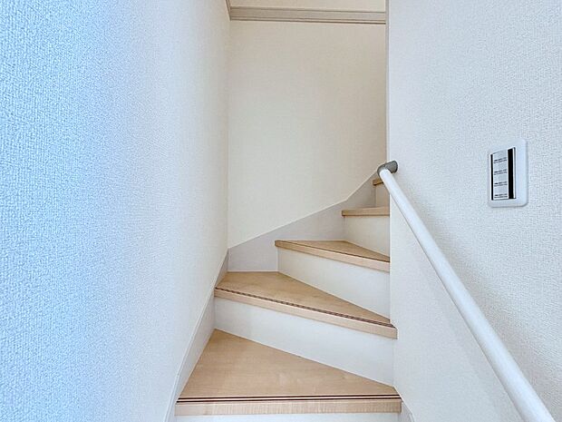 安全性を考慮し階段には手すりを設置しています