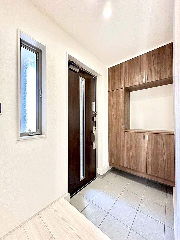 明るい玄関はお客様をお出迎えするのにぴったりです！ 