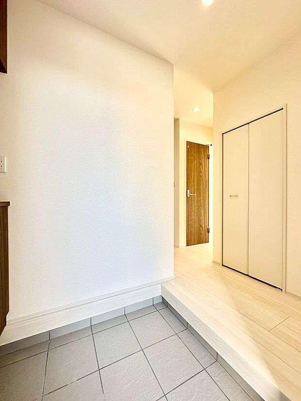 家族の帰宅やお客様をあたたかく迎える玄関  