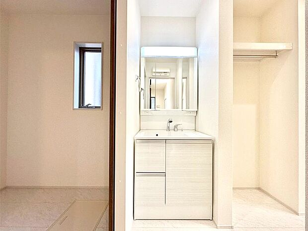 大きく見やすい三面鏡で清潔感ある洗面台は、身だしなみチェックや肌のお手入れにおすすめです。 