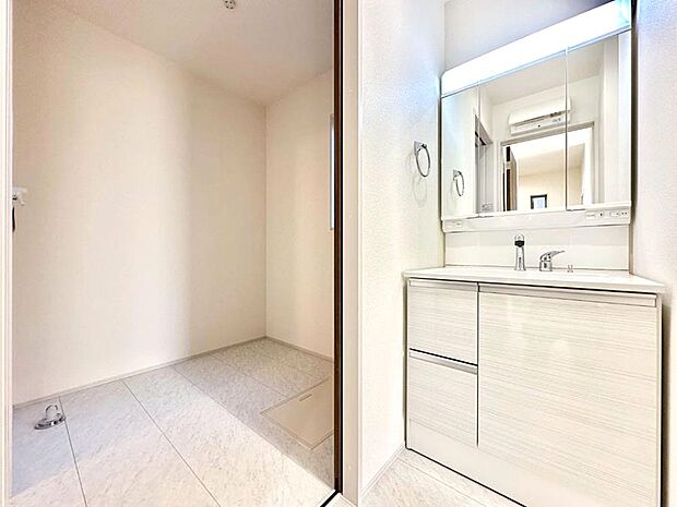 明るい洗面所は毎朝の身支度も楽しくできちゃいそうです。