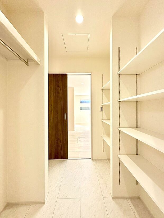 たっぷりの収納スペースは、キッチンともつながっています