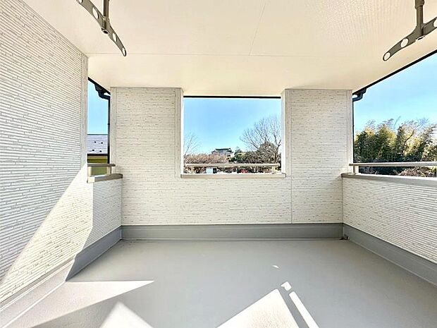 ゆったりバルコニーだから沢山お洗濯ものを干せます。