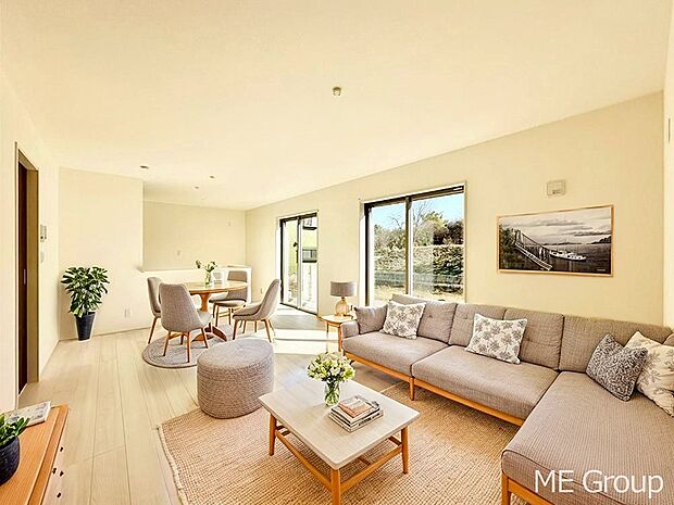 ご家族の賑やかな話し声で包まれる明るいリビング  ※家具はCGです 