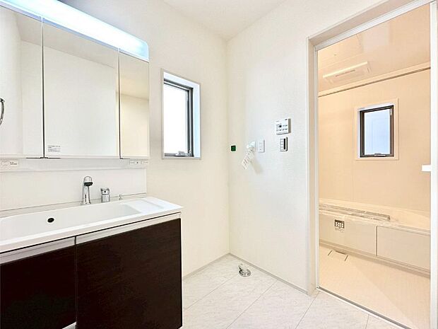 身支度もスムーズにおこなえる脱衣場       