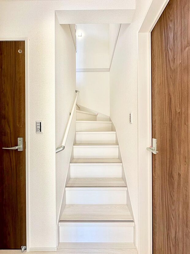 安全性を考慮し階段には手すりを設置しています