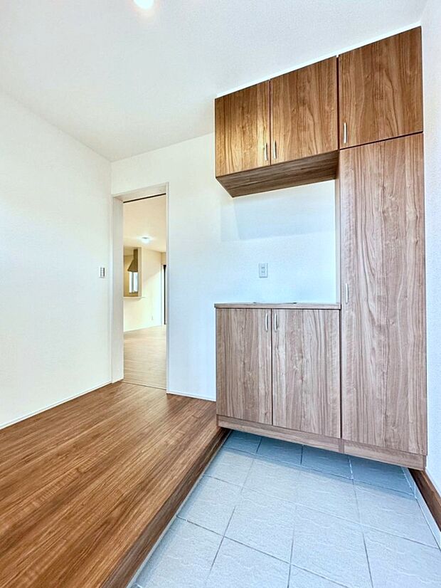 天井まである玄関収納で、家族全員の靴もすっきり収納!