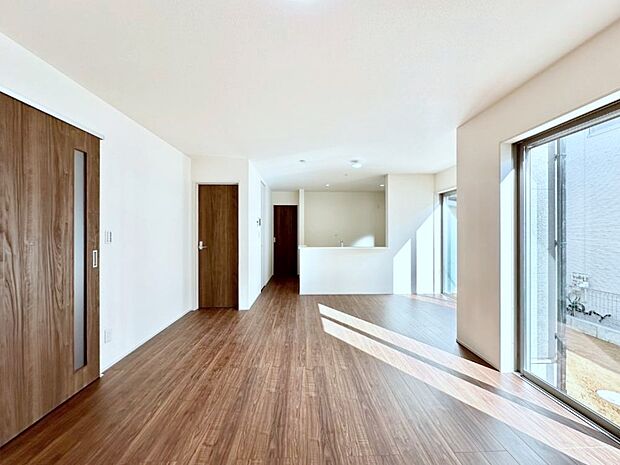 明るい陽光が注ぎ、寛ぎの雰囲気に満たされるリビング・ダイニング。 