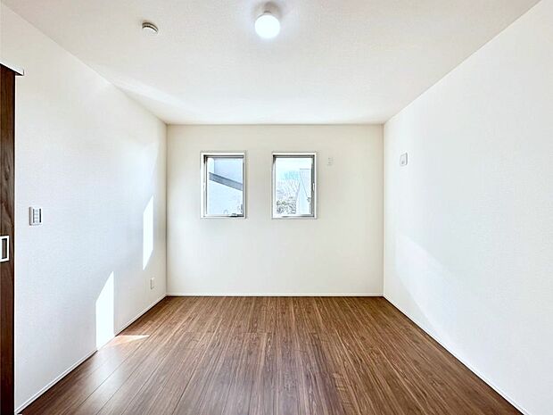 窓からのやさしい光が心地よいプライベートルーム  