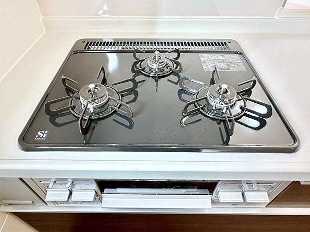 ガスコンロはSiセンサー搭載。火力調節や焦げ付き・消し忘れも防いでくれます。