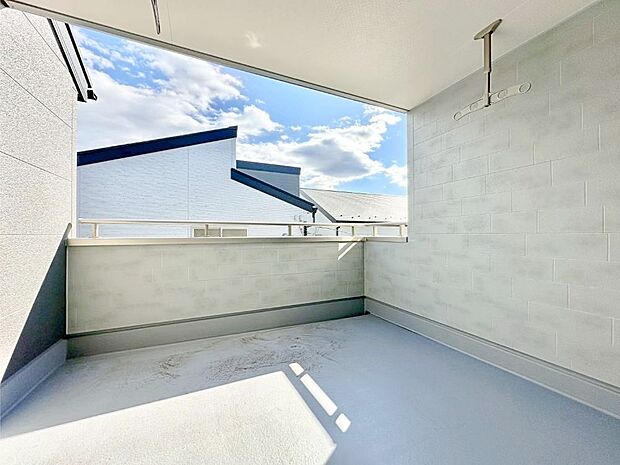 インナーバルコニーなので雨でも洗濯物を干す事が出来て、風通しがあるので乾きが良く、物干しスペースとして重宝します。 