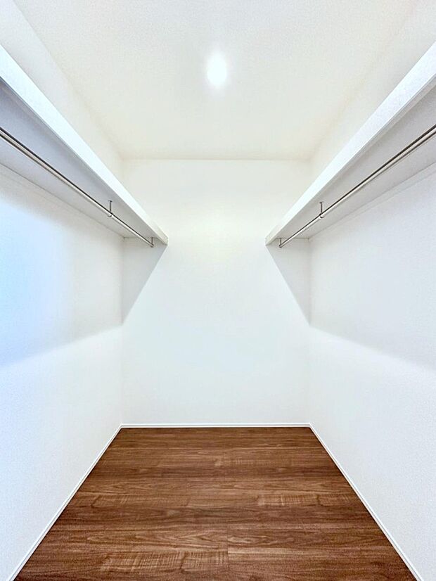 衣類をハンガーに掛けたまま収納できるWIC。衣類の整理整頓がしやすくて便利です!