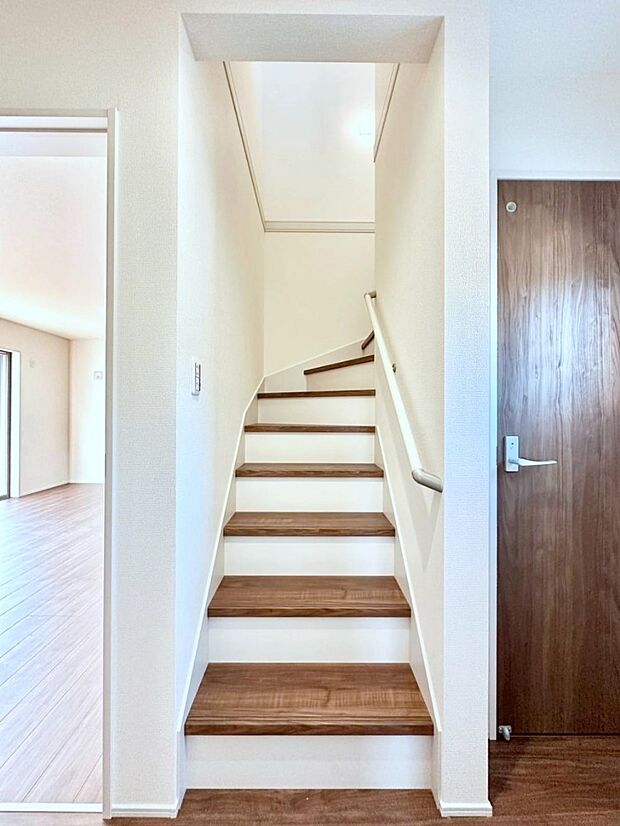 階段は手すり付きなので小さなお子さまやご高齢の方も安心です