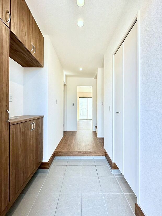 飾り棚を利用して、お越しいただくお客様をおもてなしできます。