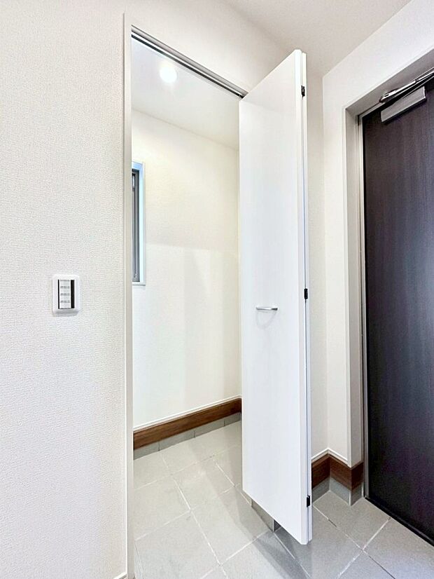シューズインクローク付きの玄関。家族全員の靴や雨具などすっきり収納できます。