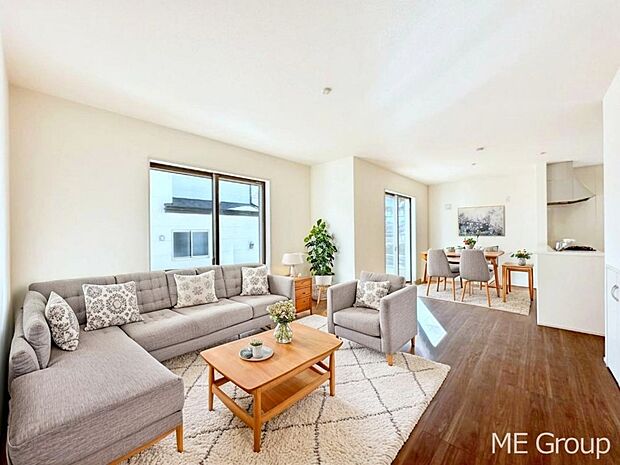 家族の和やかな会話が聞こえてきそう。開放感のあるリビングです。※家具はCGです  