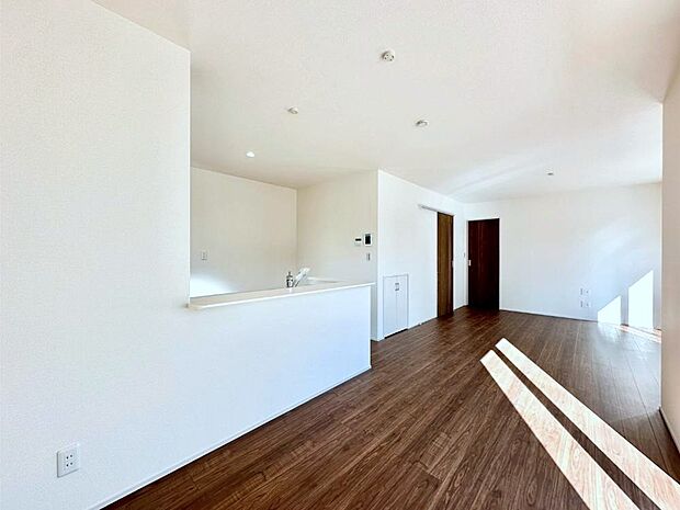 家族団らんの時間も増えそうなくつろぎのリビングダイニング。