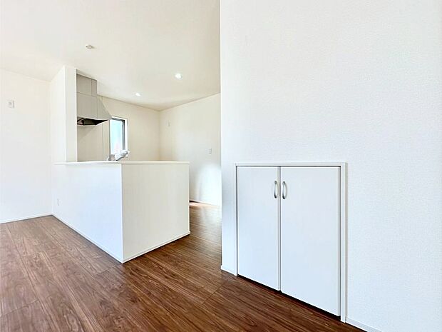 リビング収納。ここに収納があると物が集まるLDKがスッキリ片付きそうですね。  