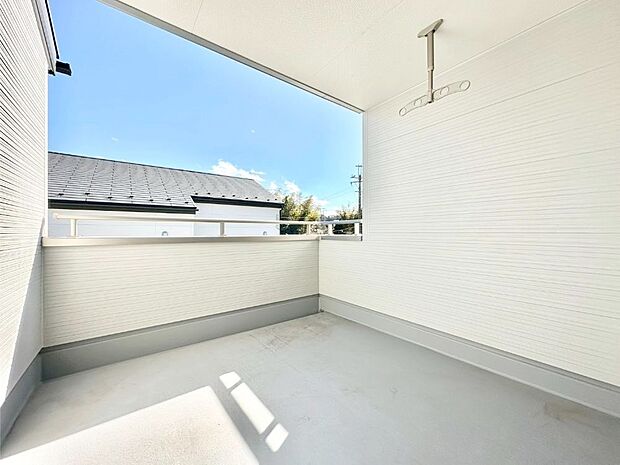 インナーバルコニーなので雨でも洗濯物を干す事が出来て、風通しがあるので乾きが良く、物干しスペースとして重宝します。 